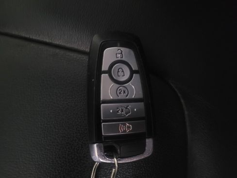 Used 2019 Ford Edge Titanium image 32