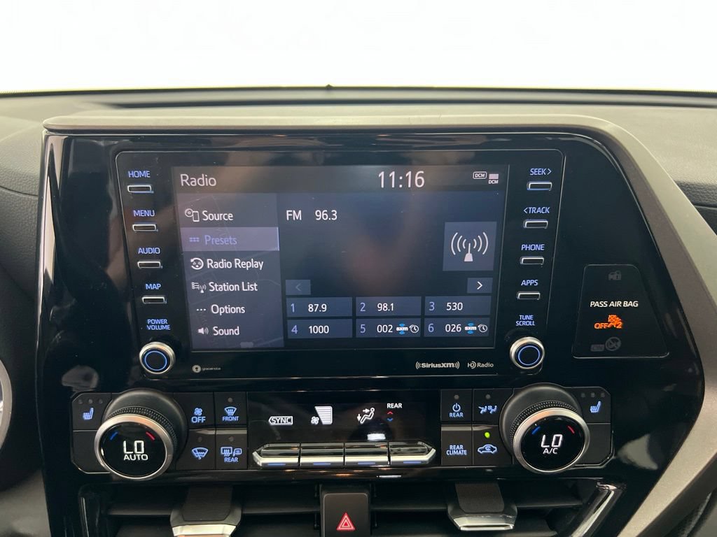Used 2021 Toyota Highlander XLE AWD/4WD image 13