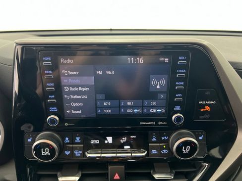 Used 2021 Toyota Highlander XLE AWD/4WD image 13