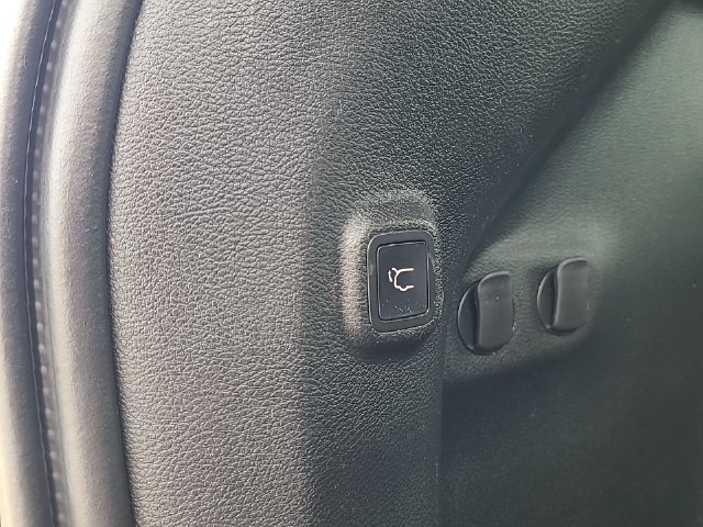 Used 2019 Jeep Cherokee Limited FWD image 32