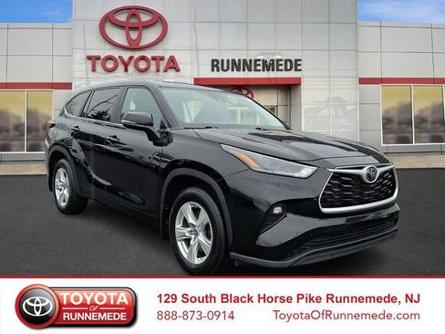 Used 2024 Toyota Highlander LE image 1