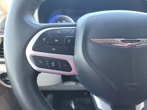 Used 2023 Chrysler Pacifica Touring-L image 25