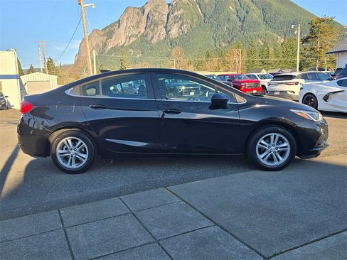 Used 2017 Chevrolet Cruze LT image 4