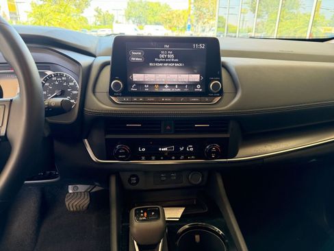 Used 2025 Nissan Rogue SV FWD image 17