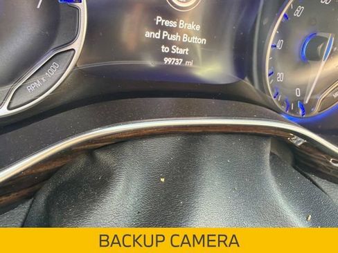 Used 2023 Chrysler Pacifica Limited w/ Uconnect Theater Family Group FWD image 5