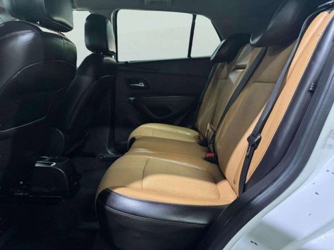 Used 2020 Chevrolet Trax LT w/ LT Convenience Package image 28