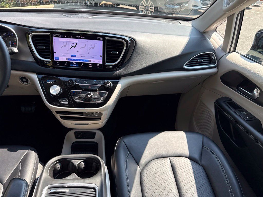 Used 2024 Chrysler Pacifica Touring-L FWD image 34