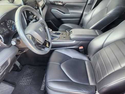 Used 2021 Toyota Highlander XLE image 13
