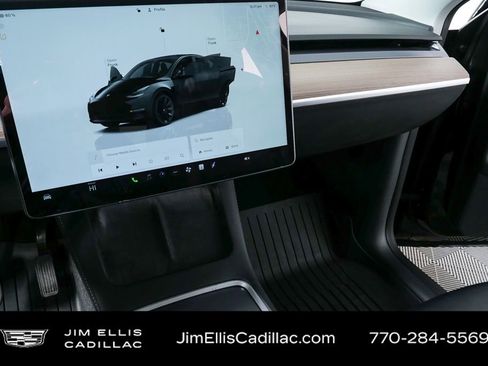 Used 2022 Tesla Model Y Long Range image 27