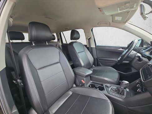 Used 2018 Volkswagen Tiguan SEL AWD/4WD image 19