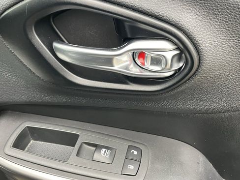 Used 2020 Jeep Cherokee Limited image 14