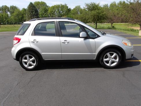 Used 2008 Suzuki SX4 Hatchback FWD image 2
