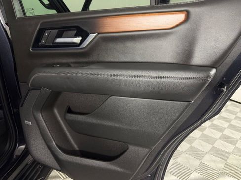 Used 2025 GMC Yukon Denali RWD image 28
