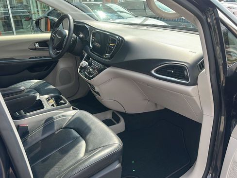 Used 2022 Chrysler Pacifica Touring-L FWD image 8