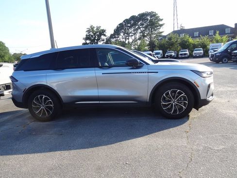Used 2025 Lincoln Nautilus Premier AWD/4WD image 4