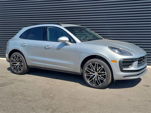 Used 2025 Porsche Macan image 9