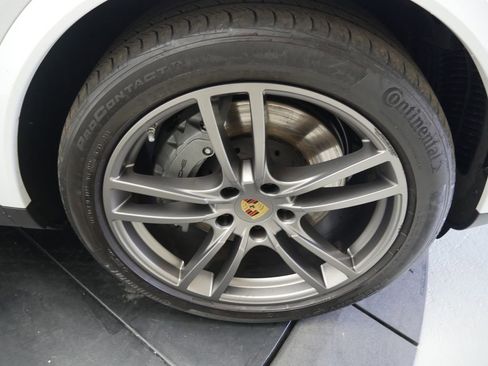 Certified 2023 Porsche Cayenne S AWD/4WD image 16