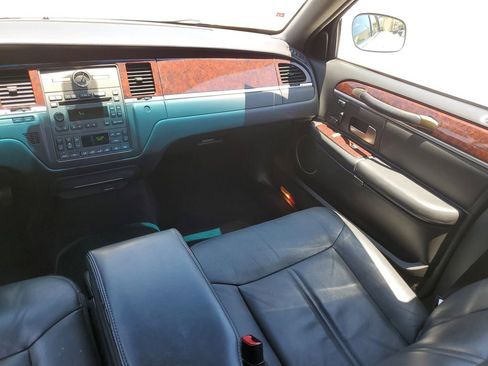 Used 2010 Lincoln Town Car Signature Limited RWD image 15