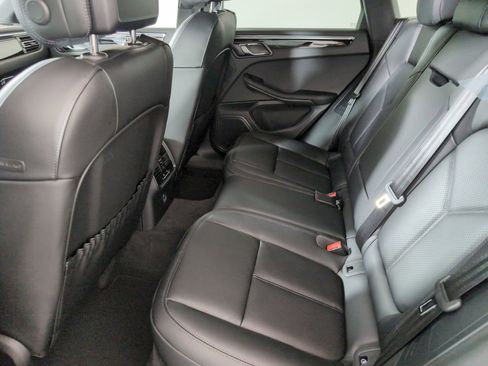 Certified 2025 Porsche Macan AWD/4WD image 19