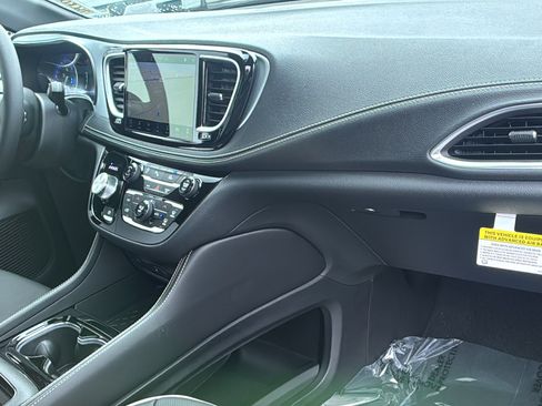 New 2026 Chrysler Pacifica Limited w/ Uconnect Theater Family Group image 10