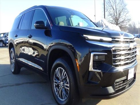 Used 2025 Chevrolet Traverse LT image 4