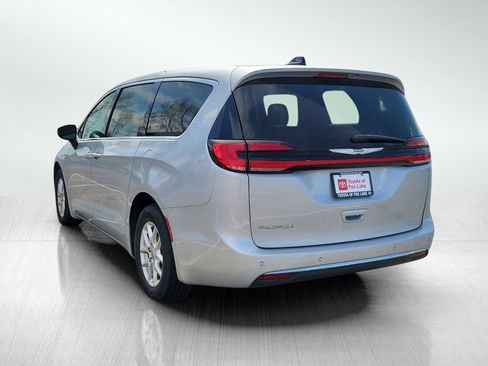 Used 2023 Chrysler Pacifica Touring-L FWD image 3