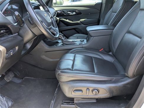 Used 2022 Chevrolet Traverse RS image 9