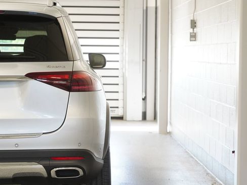Certified 2025 Mercedes-Benz GLE 450e 4MATIC image 10