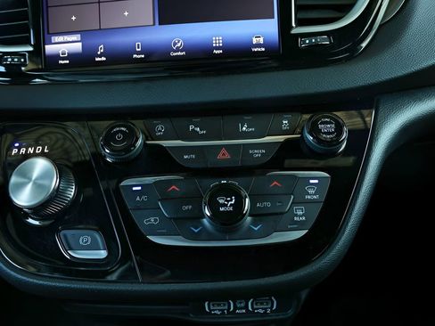Used 2025 Chrysler Pacifica Select FWD image 28