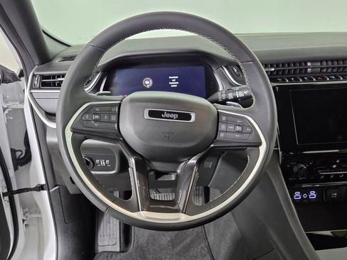 Used 2023 Jeep Grand Cherokee Altitude image 16