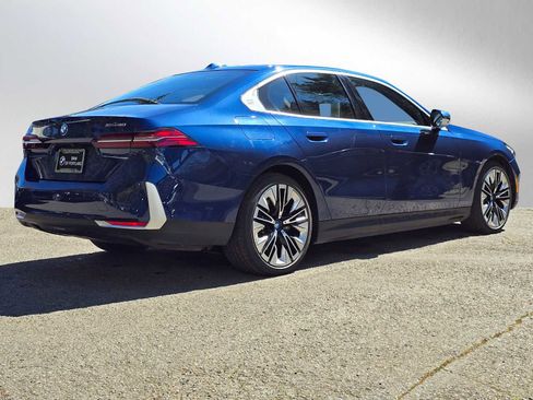 Used 2025 BMW i5 xDrive40 w/ Premium Package image 3