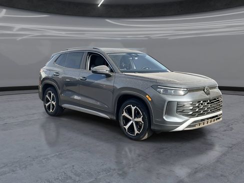 New 2026 Volkswagen Tiguan SE FWD image 2