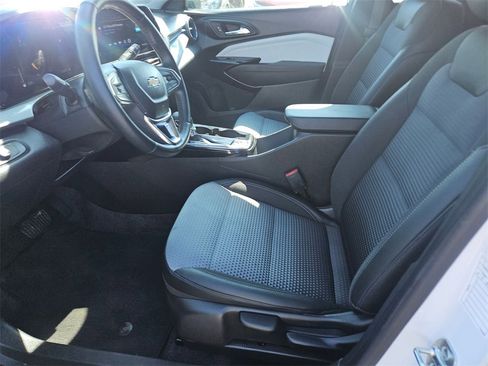 Used 2025 Chevrolet Trax LT w/ LT Convenience Package image 11