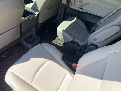Used 2022 Toyota Sienna XLE AWD/4WD image 26