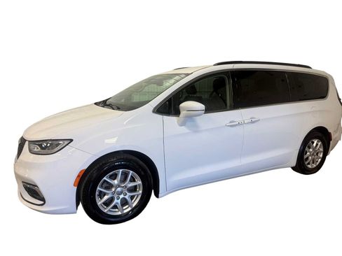 Used 2022 Chrysler Pacifica Touring-L FWD image 2