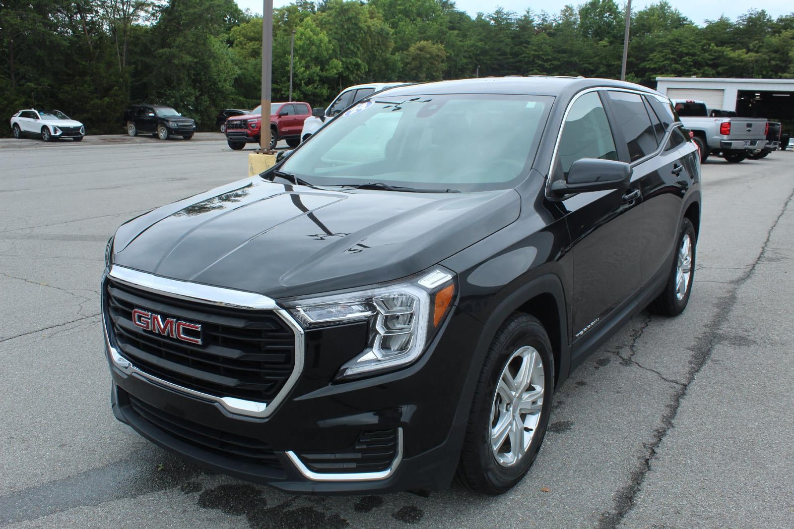 Used 2024 GMC Terrain SLE FWD image 3