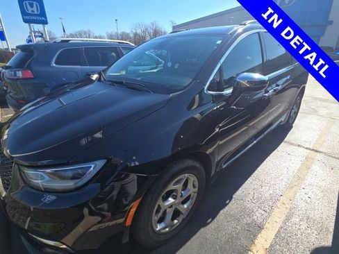 Used 2023 Chrysler Pacifica Limited image 3