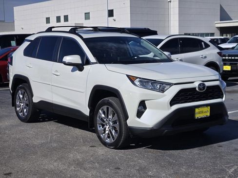 Used 2021 Toyota RAV4 XLE Premium image 3