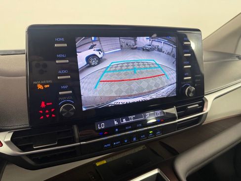 Used 2021 Toyota Sienna LE w/ LE Plus Package FWD image 31