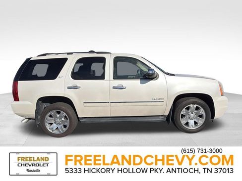 Used 2011 GMC Yukon SLT w/ SLT Chrome Package image 2