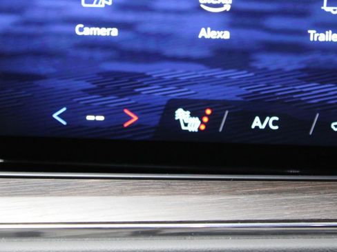 Used 2025 Chevrolet Suburban Z71 image 43