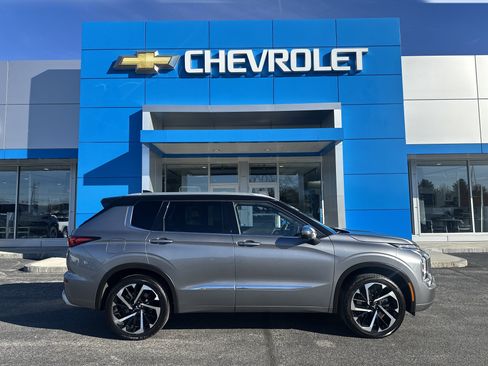 Used 2024 Mitsubishi Outlander SEL image 1