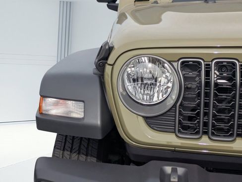 Used 2025 Jeep Gladiator Sport image 8