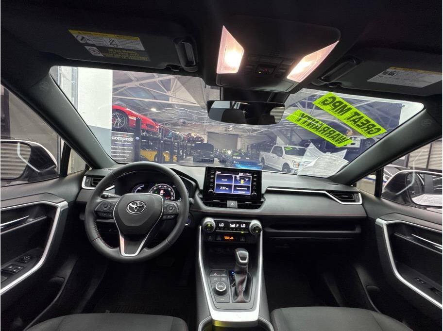 Used 2022 Toyota RAV4 SE w/ Weather & Moonroof Package AWD/4WD image 25