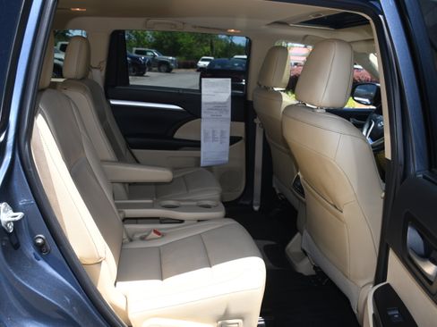 Used 2019 Toyota Highlander XLE FWD image 19