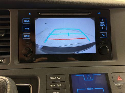 Used 2016 Toyota Sienna LE image 30