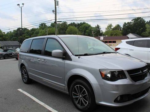 Used 2016 Dodge Grand Caravan SXT FWD image 3