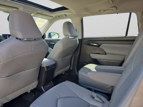 Used 2023 Toyota Highlander XLE FWD image 25