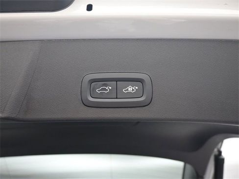 Used 2024 Volvo XC40 B5 Plus image 29