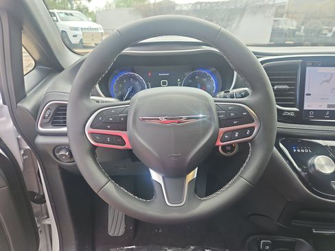 New 2026 Chrysler Pacifica Select image 9